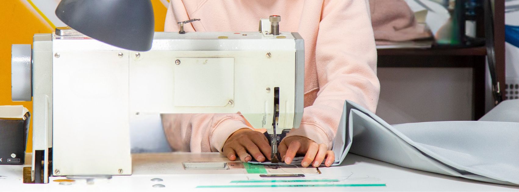 Employé qui est en train de coudre une housse ARICO, manufacturier Canadien