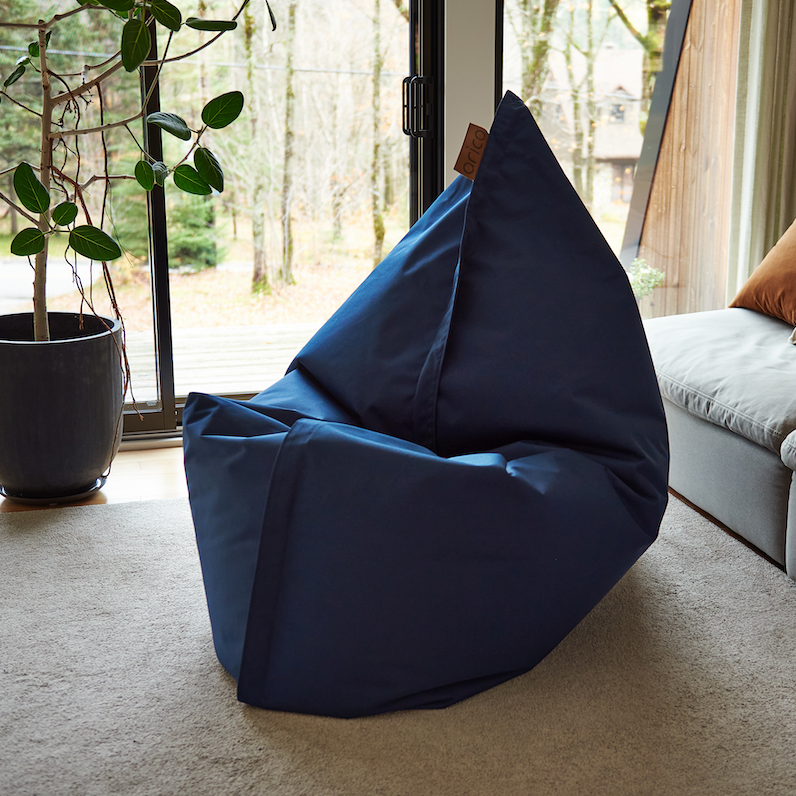 Bean bag fromat Adulte ARICO de couleur Marin dans une ambiance propre à la relaxation.