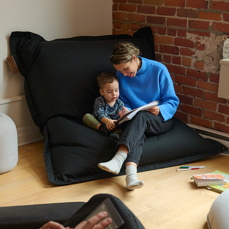 Jeune mère assis avec son enfant dans un bean bag fromat Adulte ARICO de couleur Onyx