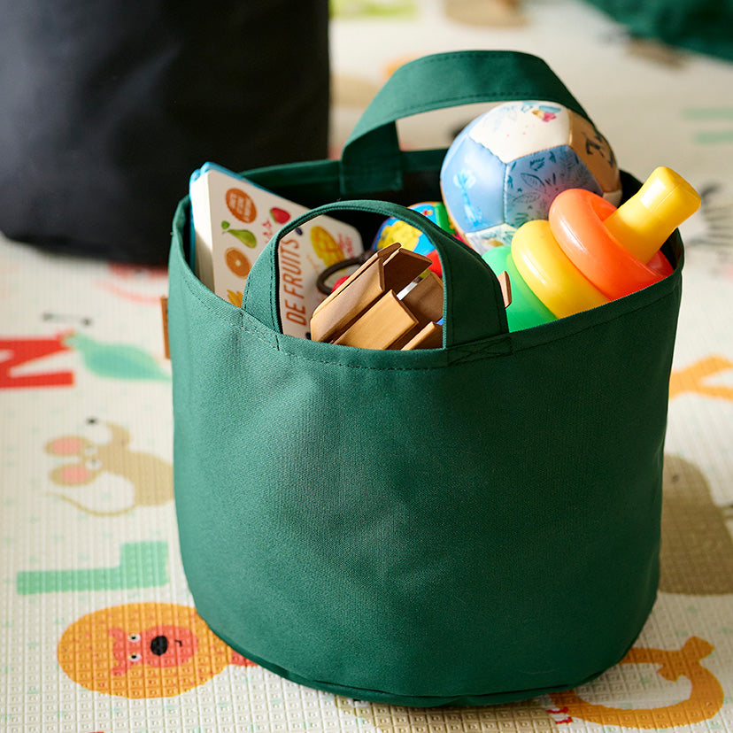 Panier de rangement de couleur Boréal avec jouets à l'intérieur.