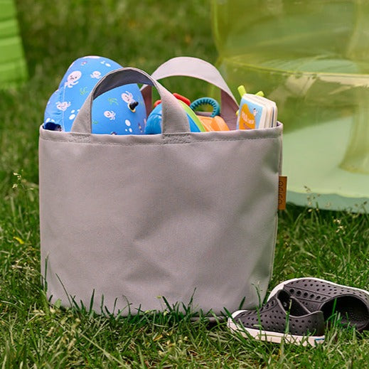 Panier de rangement de couleur Pierre gris avec jouets d'extérieur.