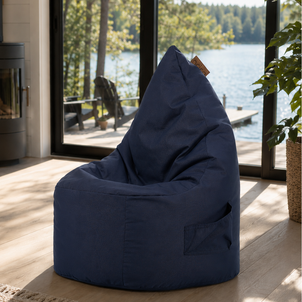 Bean bag Arico bleu éclipse dans un chalet avec vue sur le lac, pouf reposant et confortable avec foyer dans le fond