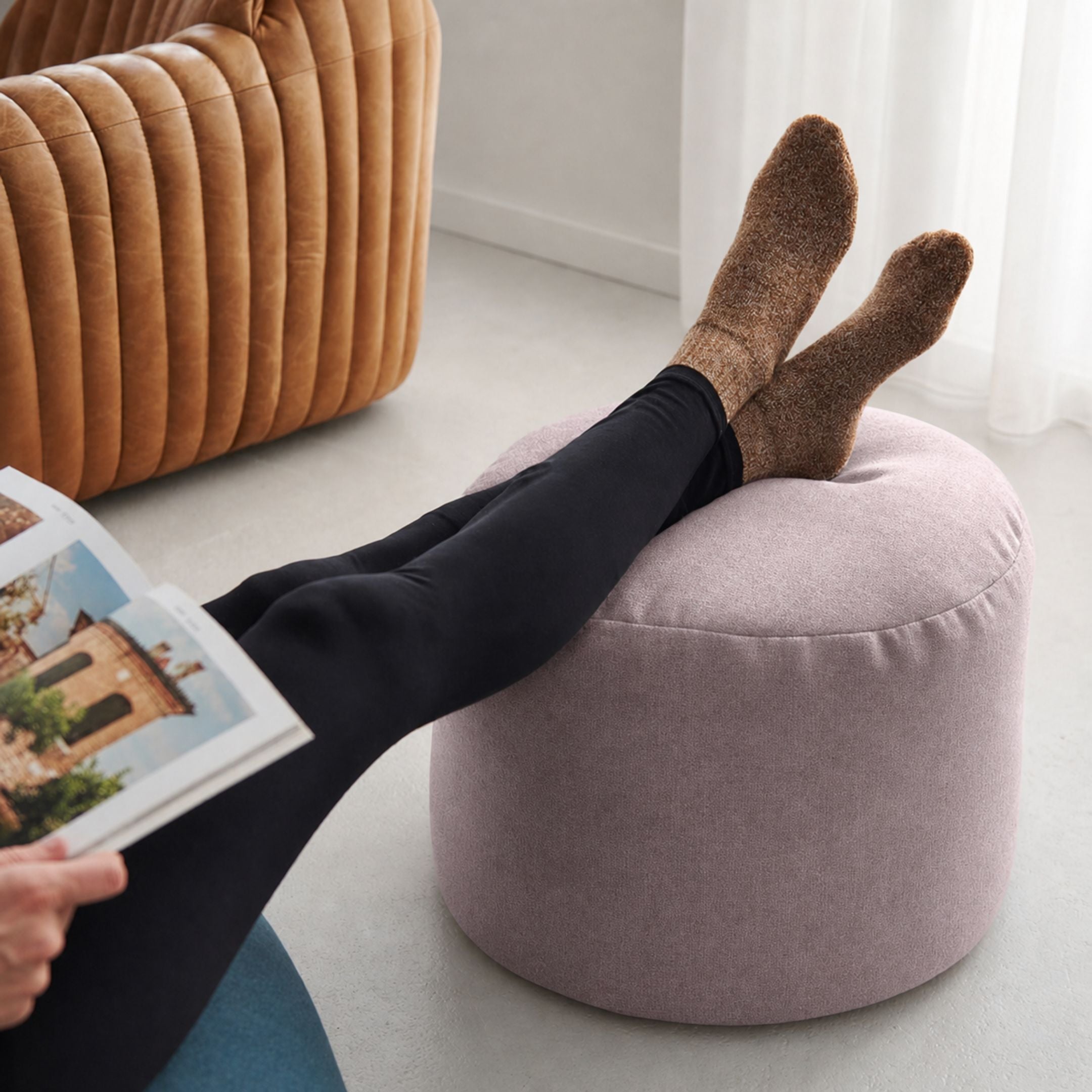 Endroit zen, posture confortable, les pieds sur un pouf pour lire, détente, ARICO bean bags.