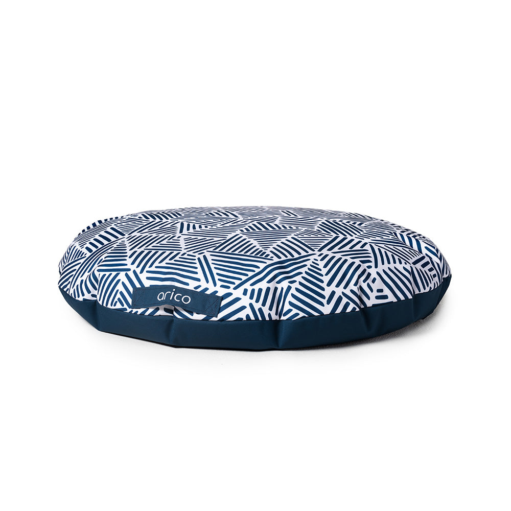 Coussin de sol Arico avec motif loko sur fond blanc.