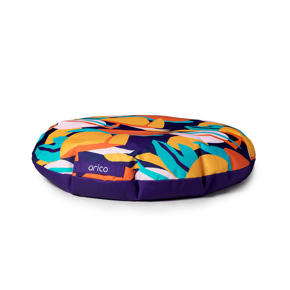 Coussin de sol Arico avec motif Mali sur fond blanc.