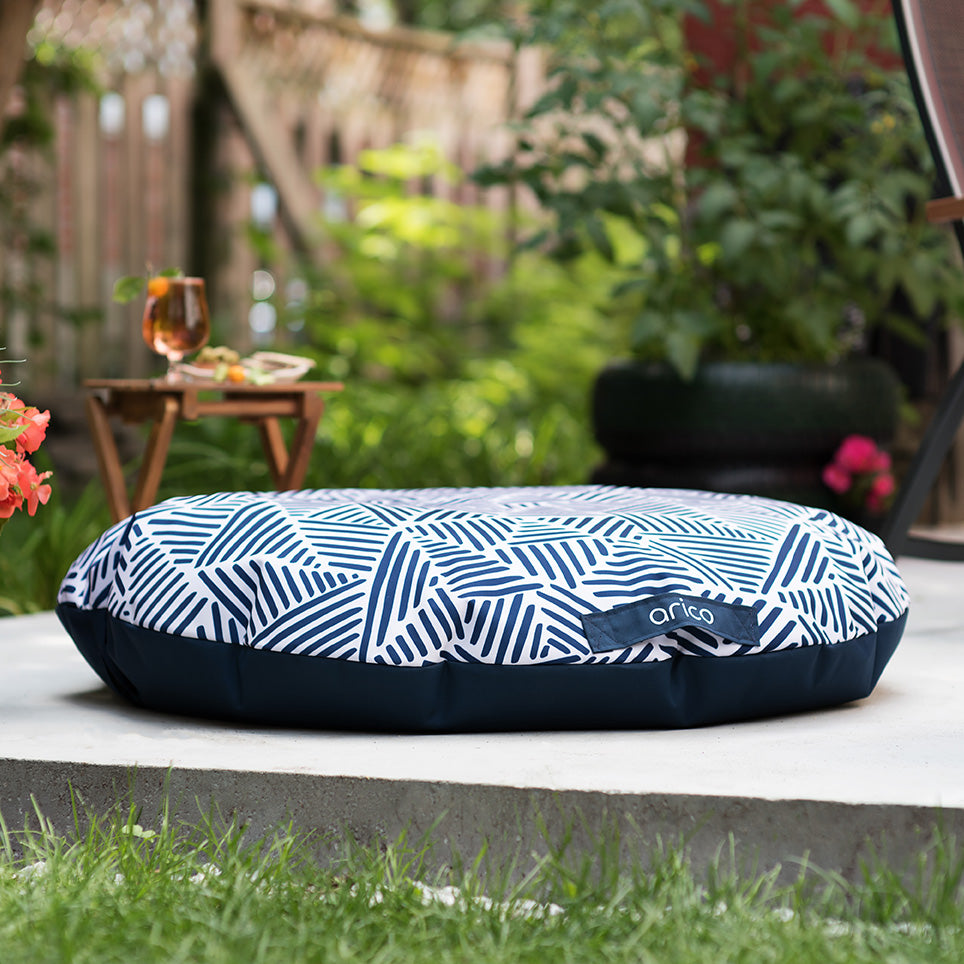 Coussin de sol Arico avec motif loko dans une ambiance extérieure.