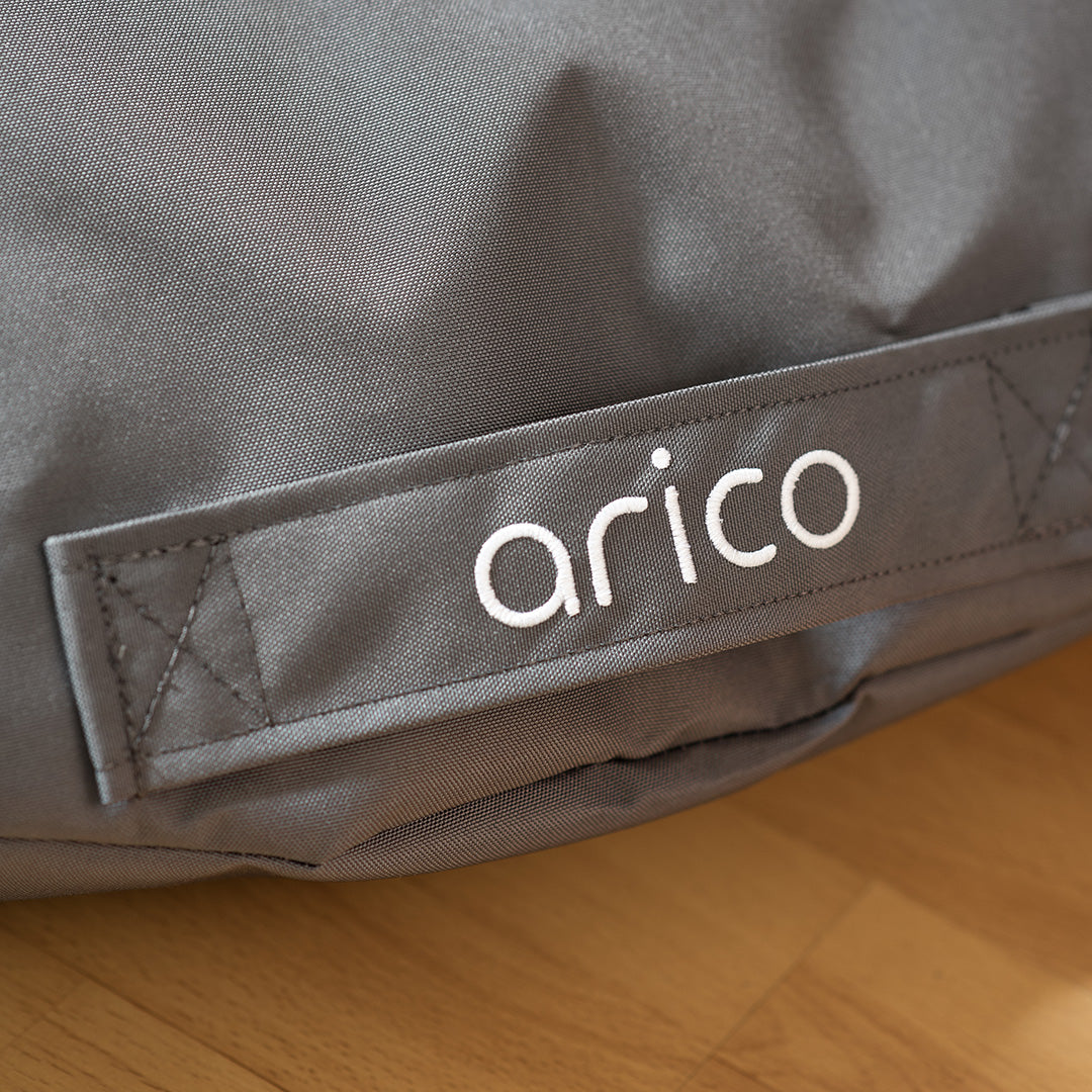 Poignée de transport avec broderie sur coussin de sol Arico.