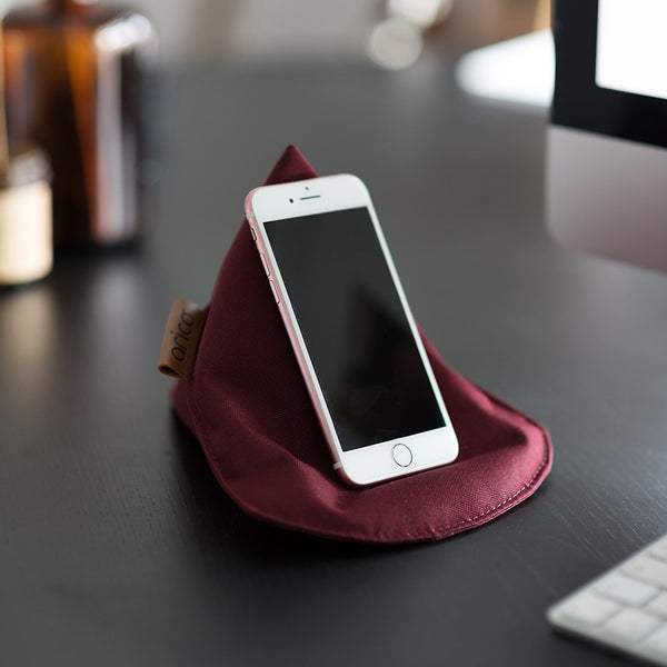 Mini bean bag sur table de travail avec téléphone