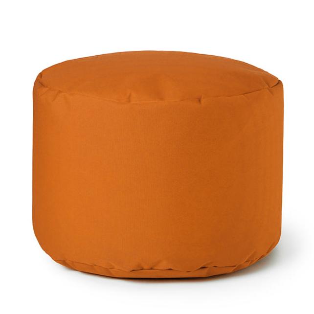 Pouf repose-pieds Arico de couleur clémentine.