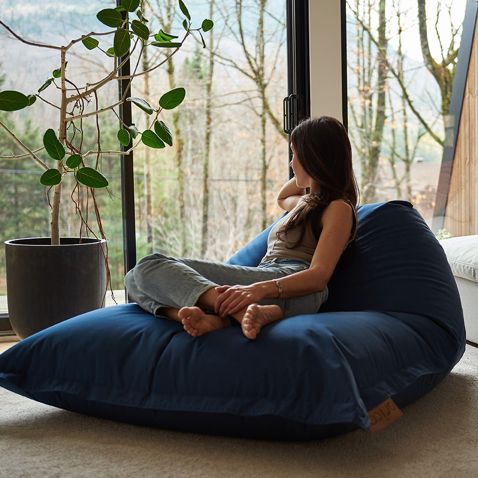 Bean Bag ARICO de format adulte en position couché avec mannequin.