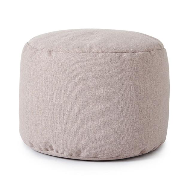 Pouf repose-pieds de couleur himalaya sur fond blanc.