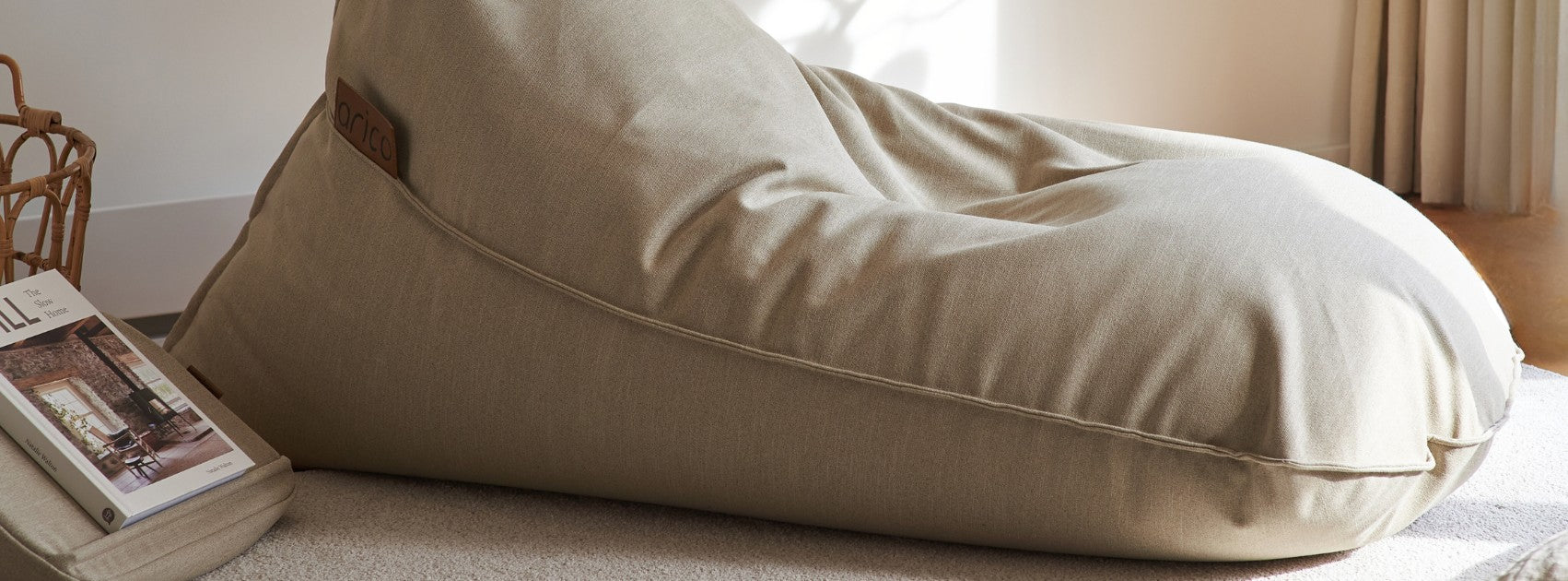 Bean Bag Arico Junior XL de couleur bleu marin avec femme et chalet