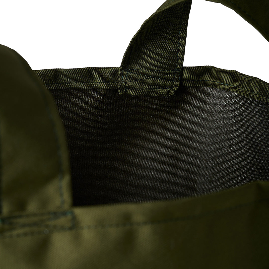 Photo de l'intérieur d'un panier de rangement ARICO de couleur olive. 