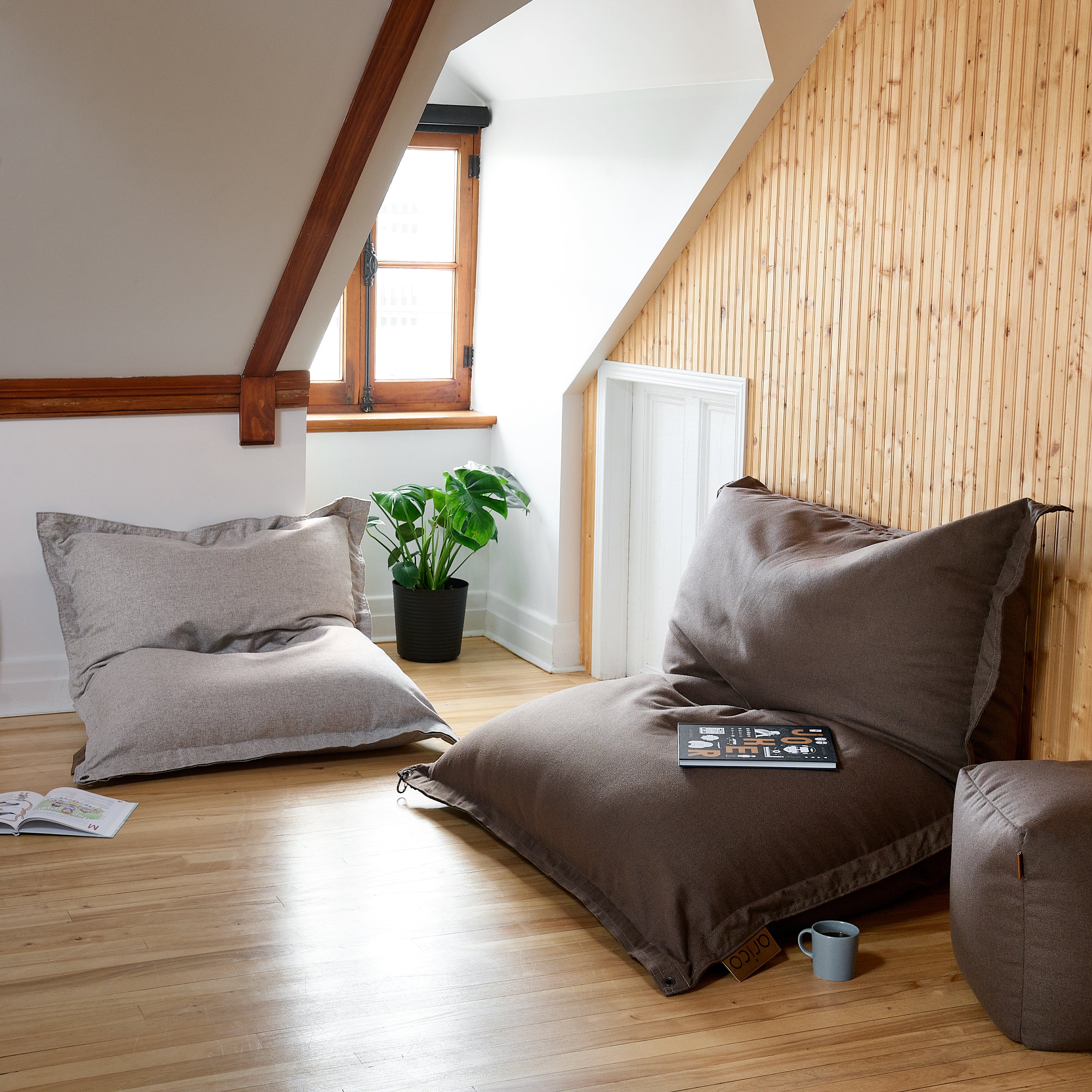 Duo de Bean bags ARICO format classique Junior et Adulte dans un salon, ambiance chaleureuse, decor tendance, moderne, relaxation