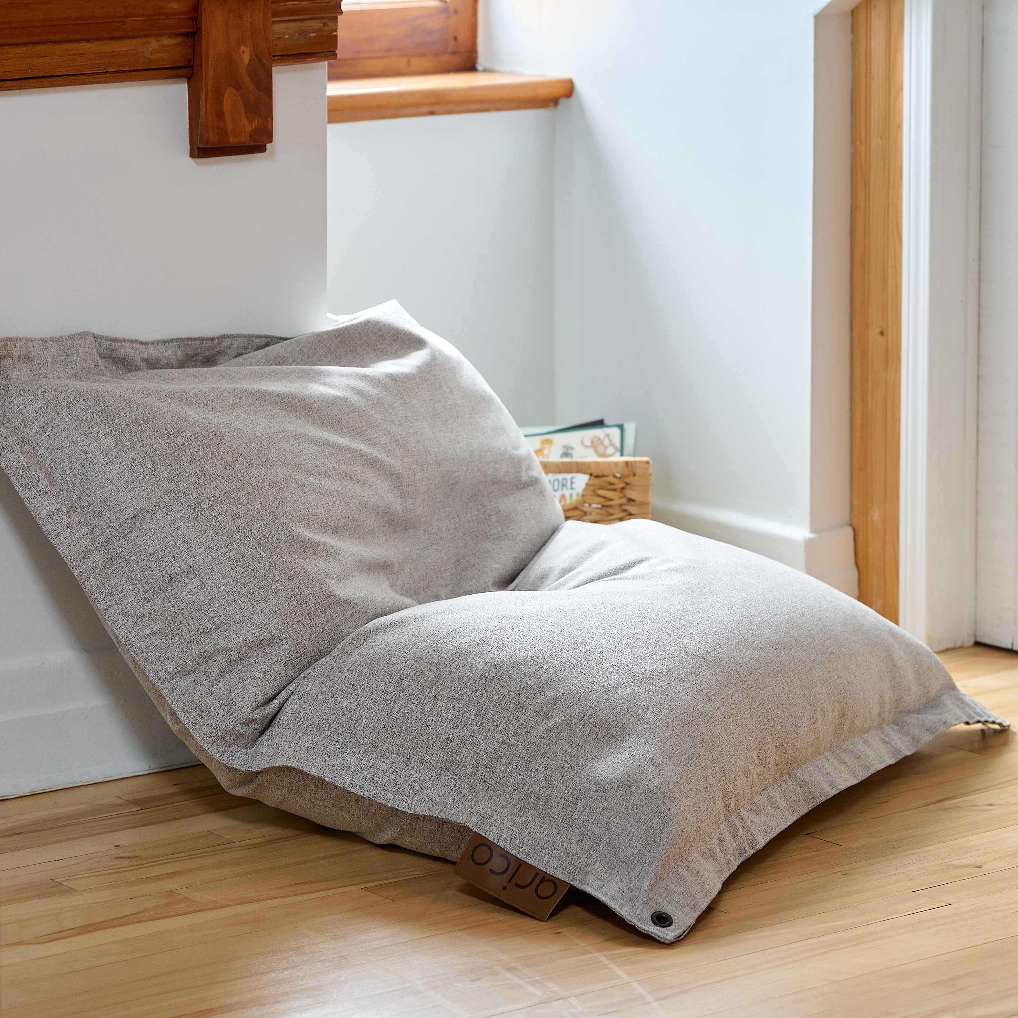 Coin lecture avec un bean bag ARICO, parfait pour les espaces restreint.