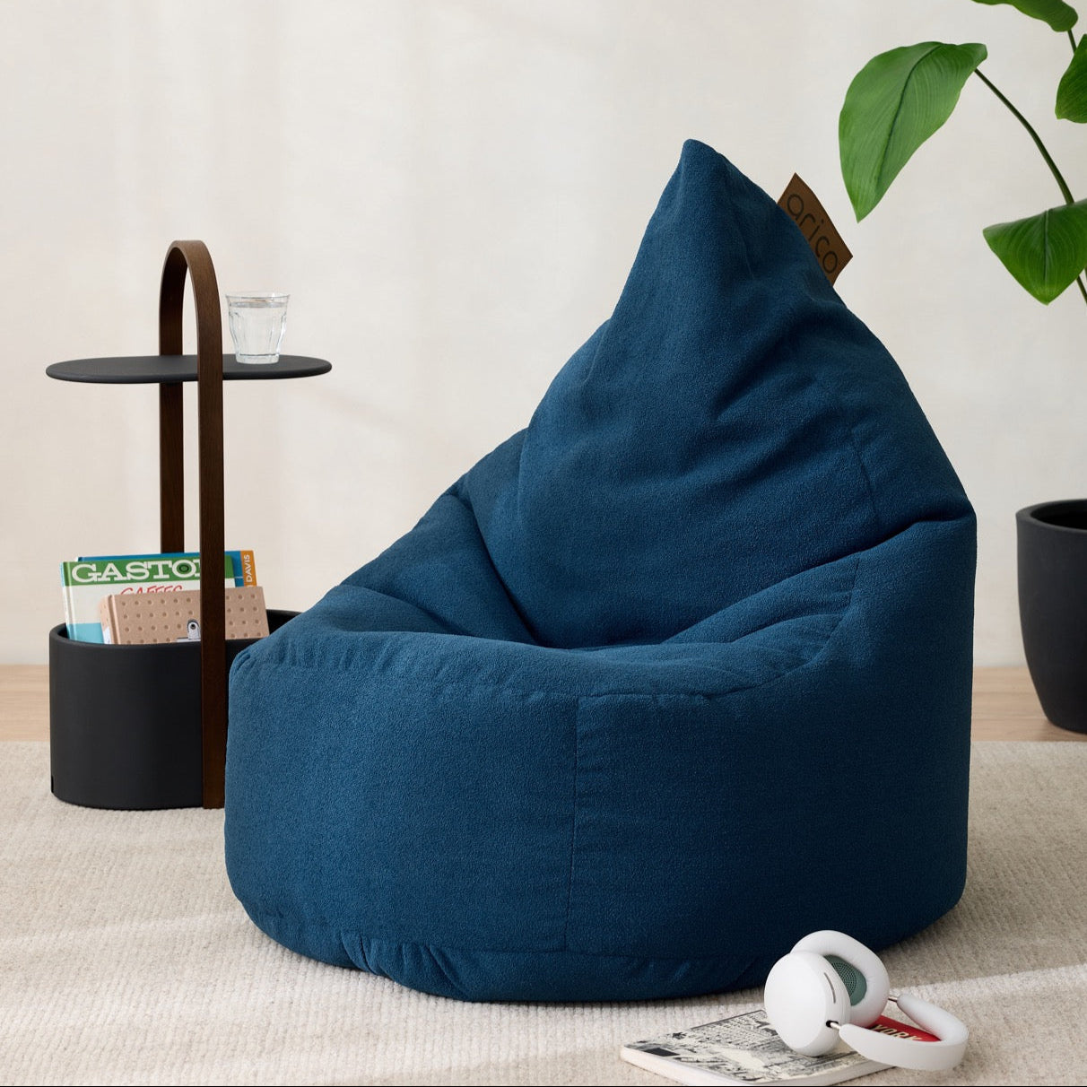 Un bean bag ultra doux, ergonomique, pour enfant, dans une pièce au design sobre, dans un coin lecture.