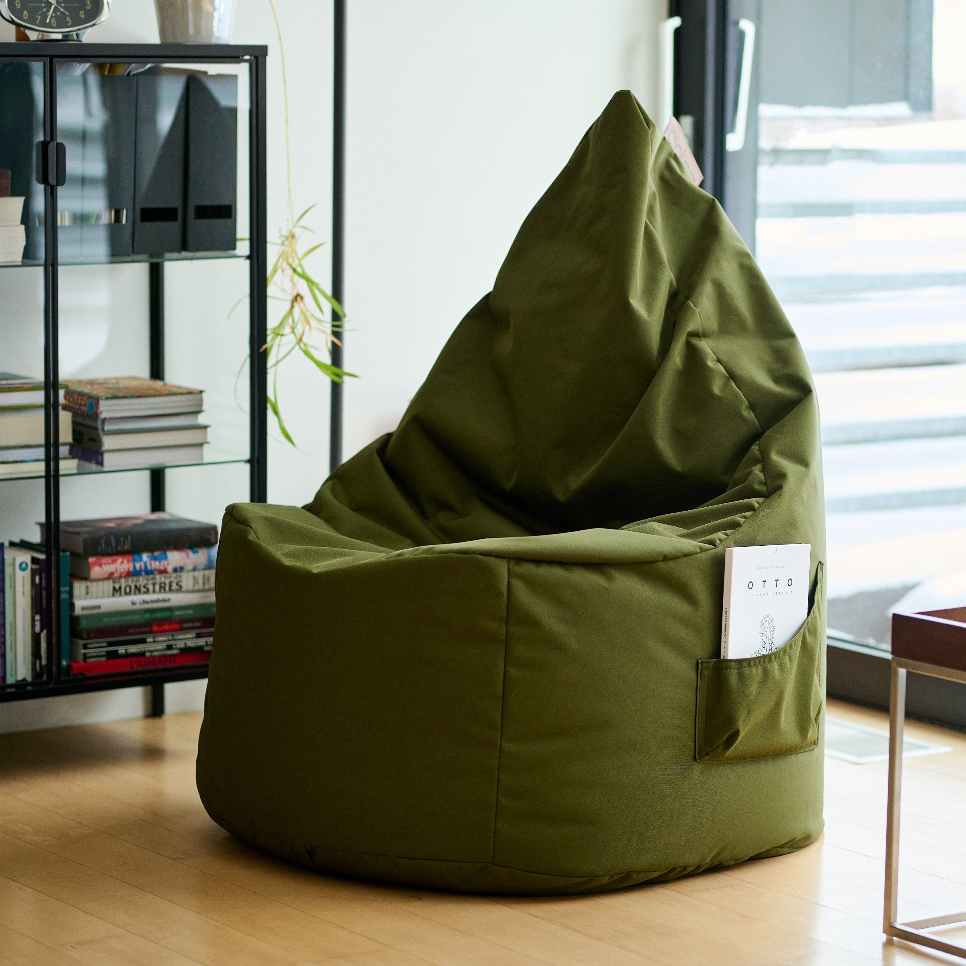 Un bean bag Ergo Adulte dans un studio au look moderne, bien éclairé. Un outil pour la détente et la lecture. Meilleur rapport qualité prix sur le marché fait au Canada. 