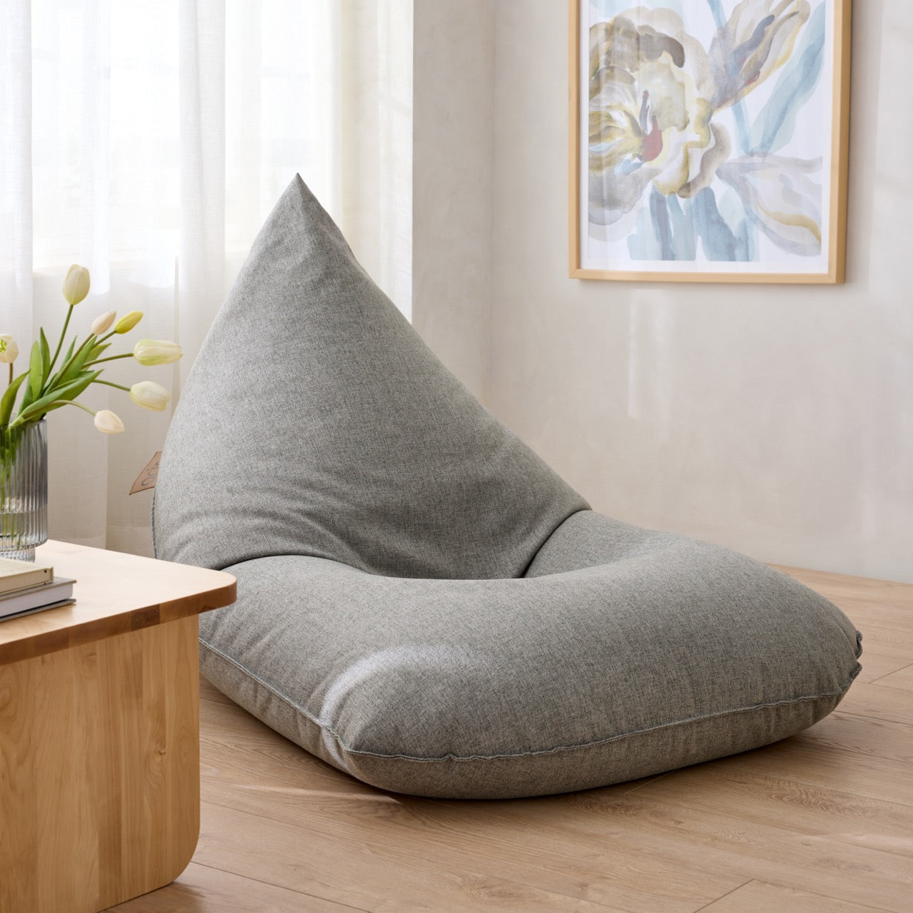 Bean bag Lounge Adulte ARICO gris clair dans un décor lumineux et naturel. Fauteuil lounge confortable en tissu texturé, idéal pour créer un coin lecture, un espace détente ou une ambiance relaxante à la maison. Fabriqué au Canada.