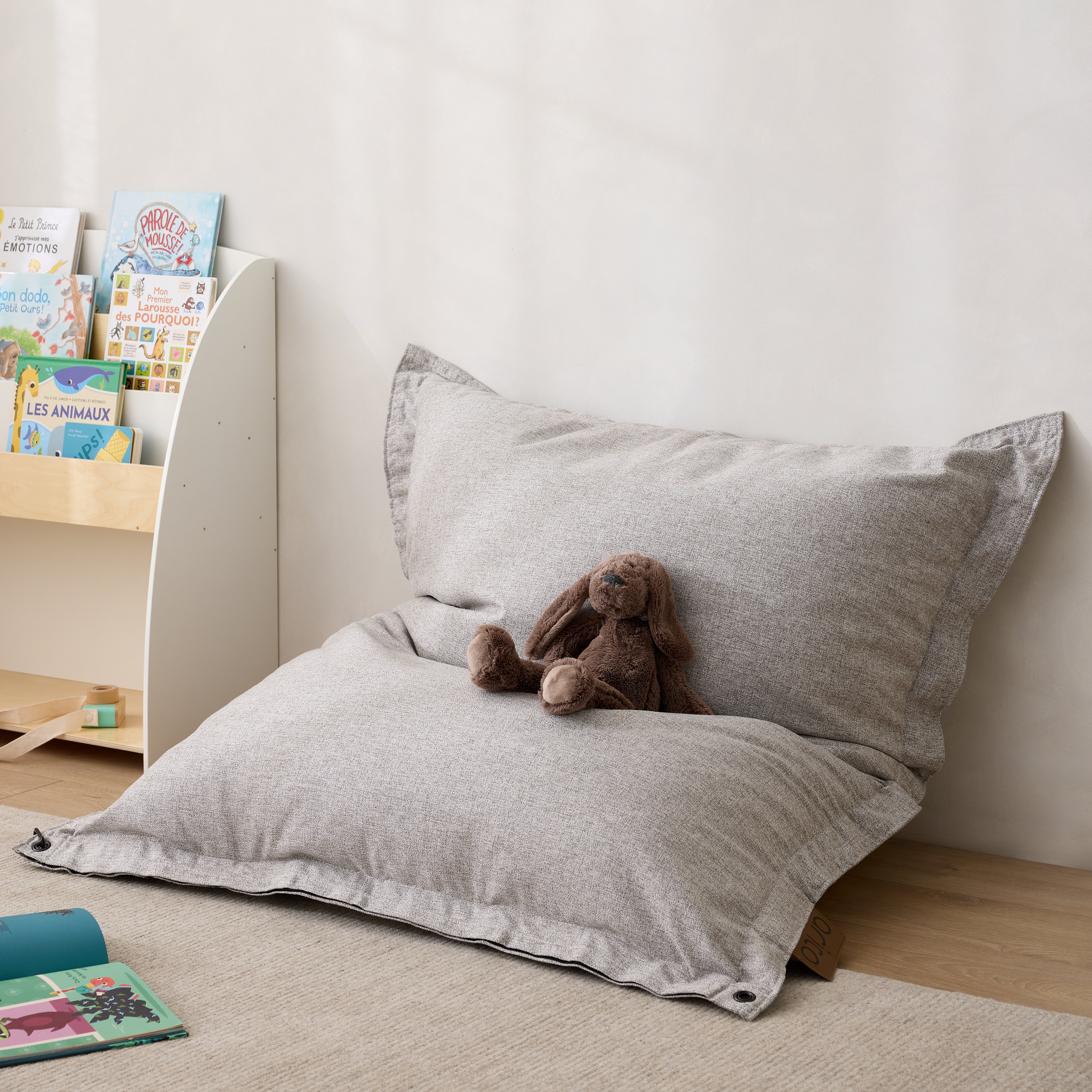 Coin lecture pour enfant avec un bean bag ARICO, parfait pour les espaces restreint comme les chambres a coucher, le salon. Ultra confortable et modulable.