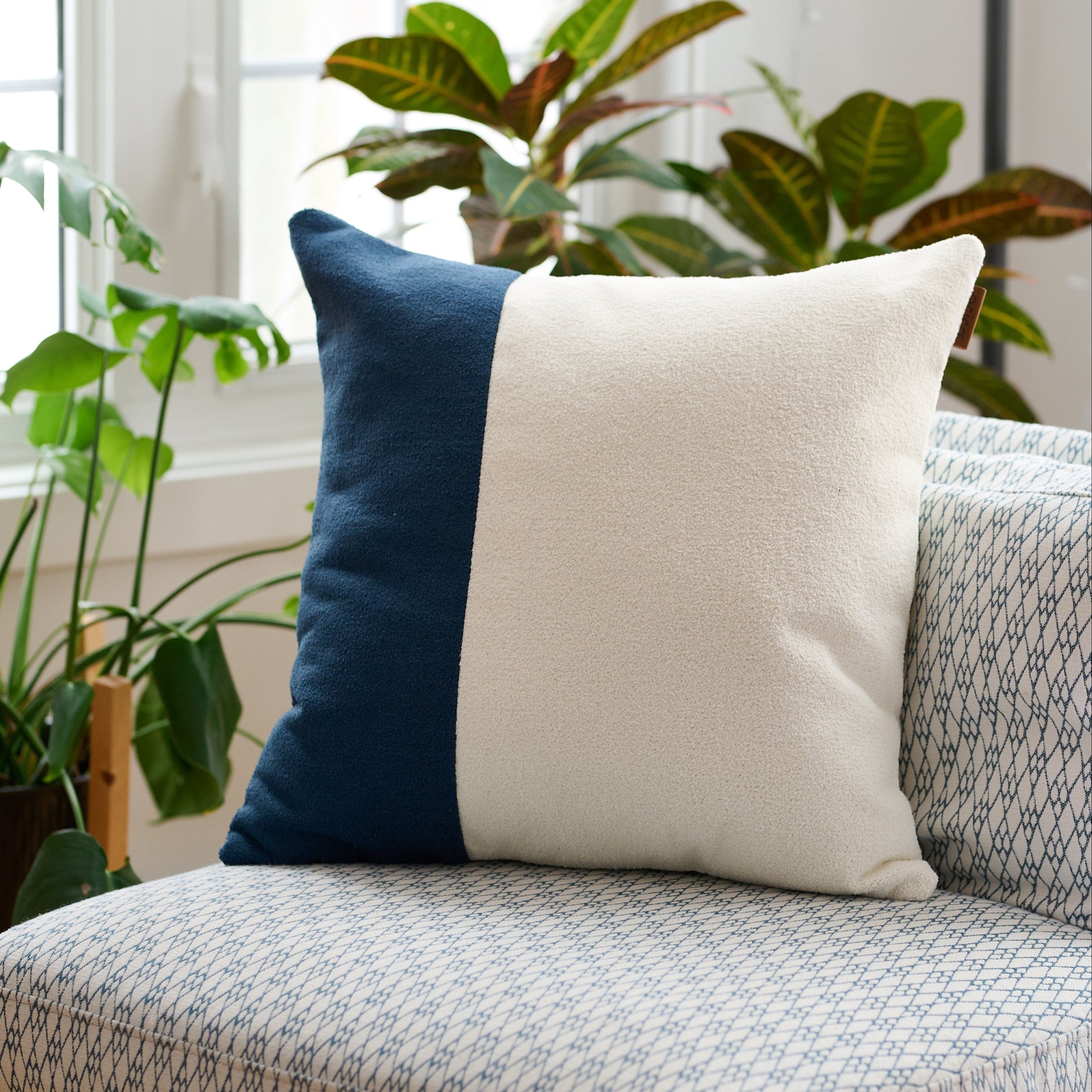 Un coussin ligné bleu et blanc, tissu super doux, fabriqué au Canada à 100%