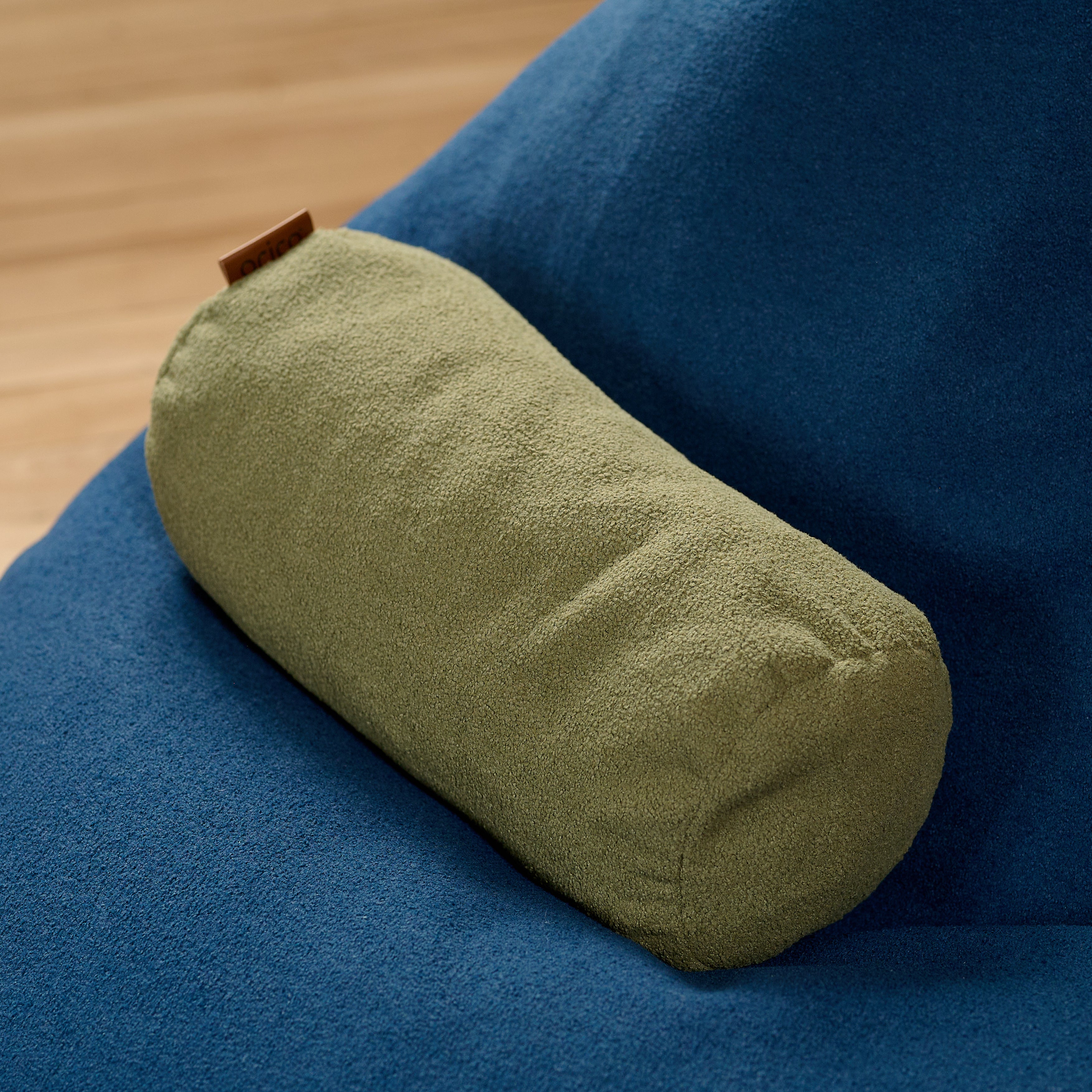 Gros plan sur un coussin de soutien de marque ARICO, couleur vert Sauge, collection Paloma. Pourquoi acheter ce coussin de soutien: Pour aider à soutenir votre dos, bas du dos et nuque durant le travaille, la lecture et le repos.