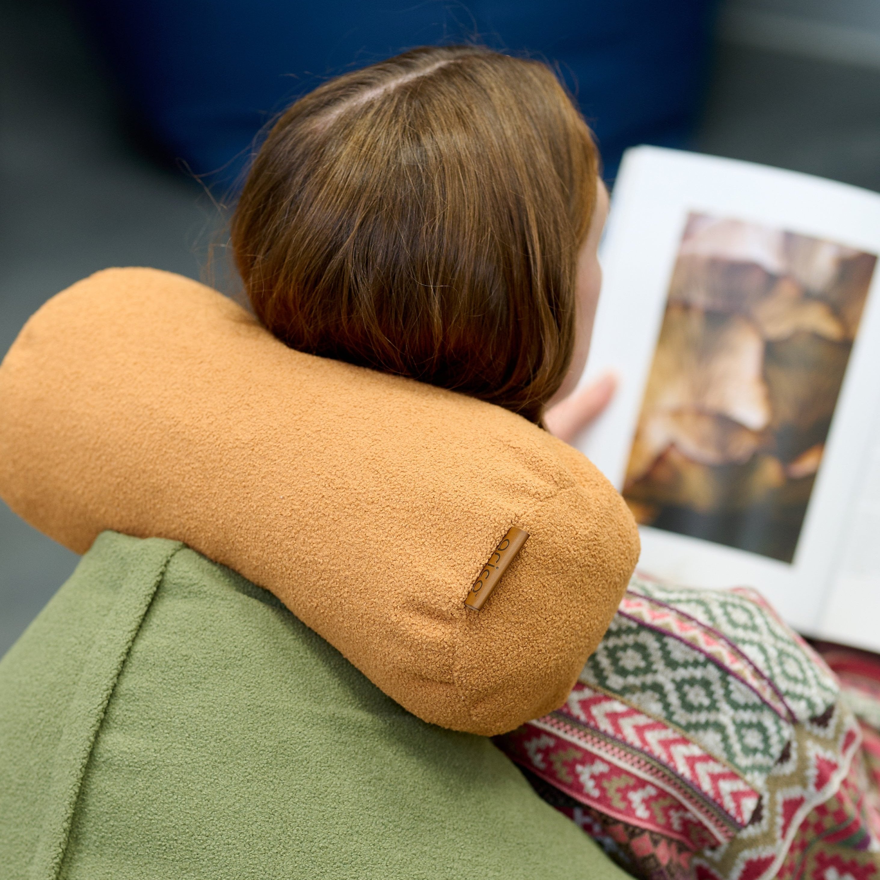 Rien de mieux que de se détendre et faire de la lecture avec un coussin de soutien ARICO derrière la nuque, pour une repos complet.