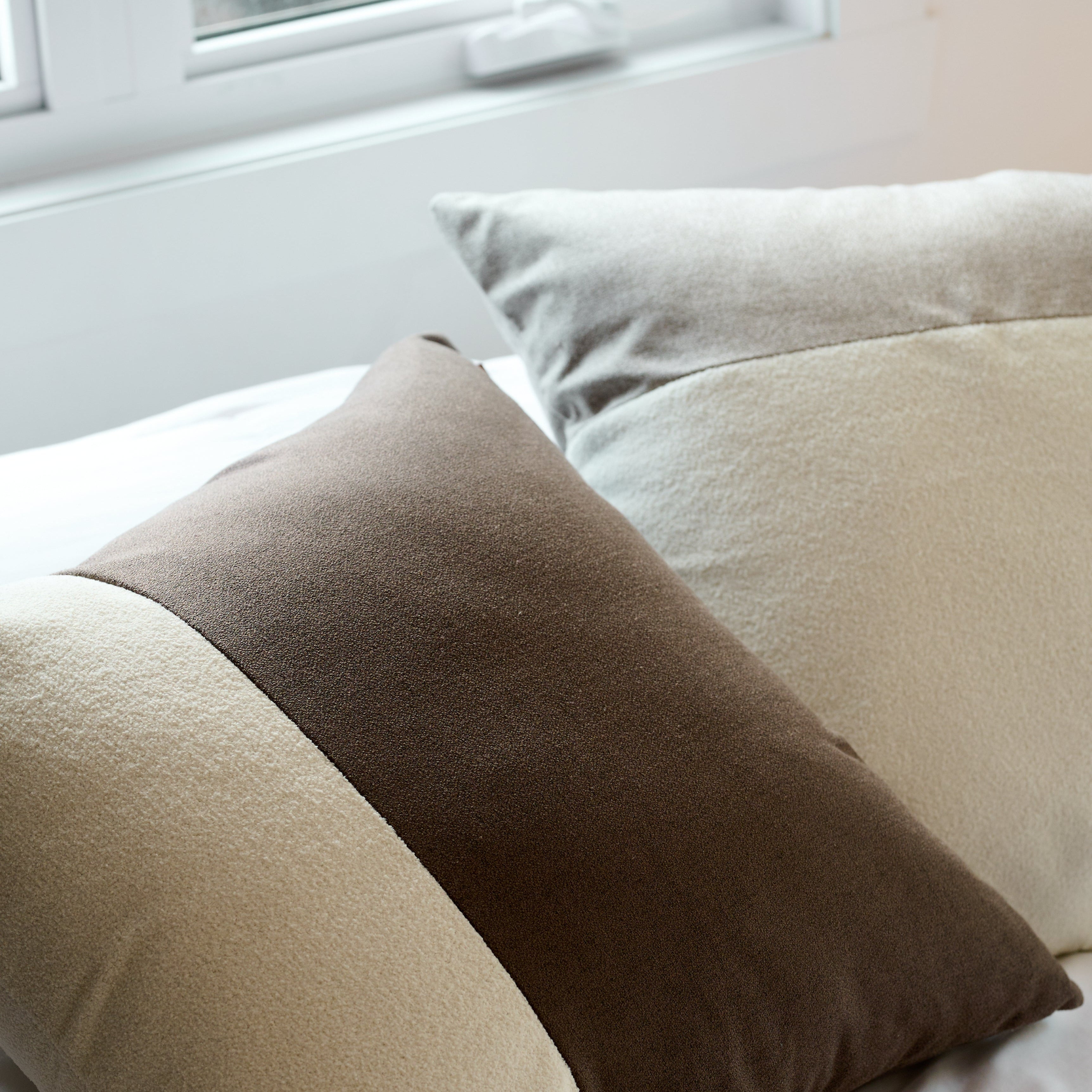 Des coussins pour le lit comme pour le divan, tissu doux et élégant, confort garanti!