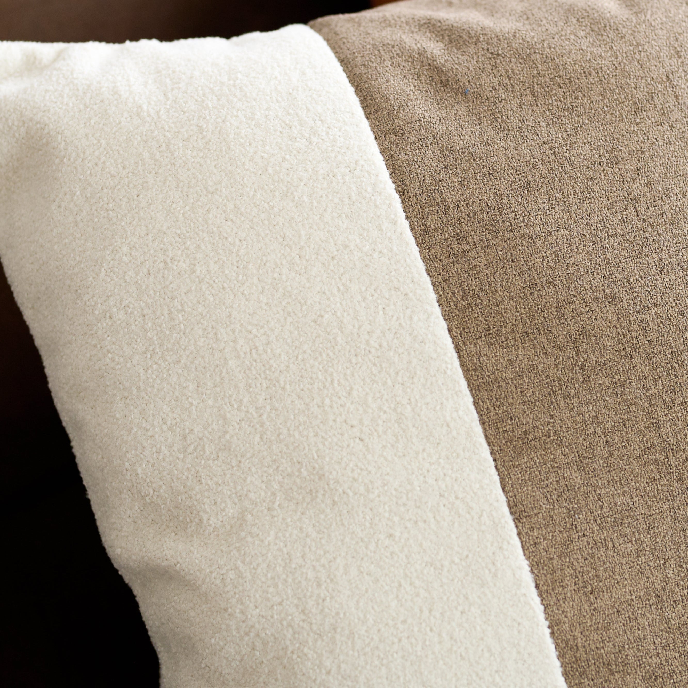 Un mélange de texture agréable sur nos coussins décoratifs Dueto, vendu en paire pour une déco moderne!