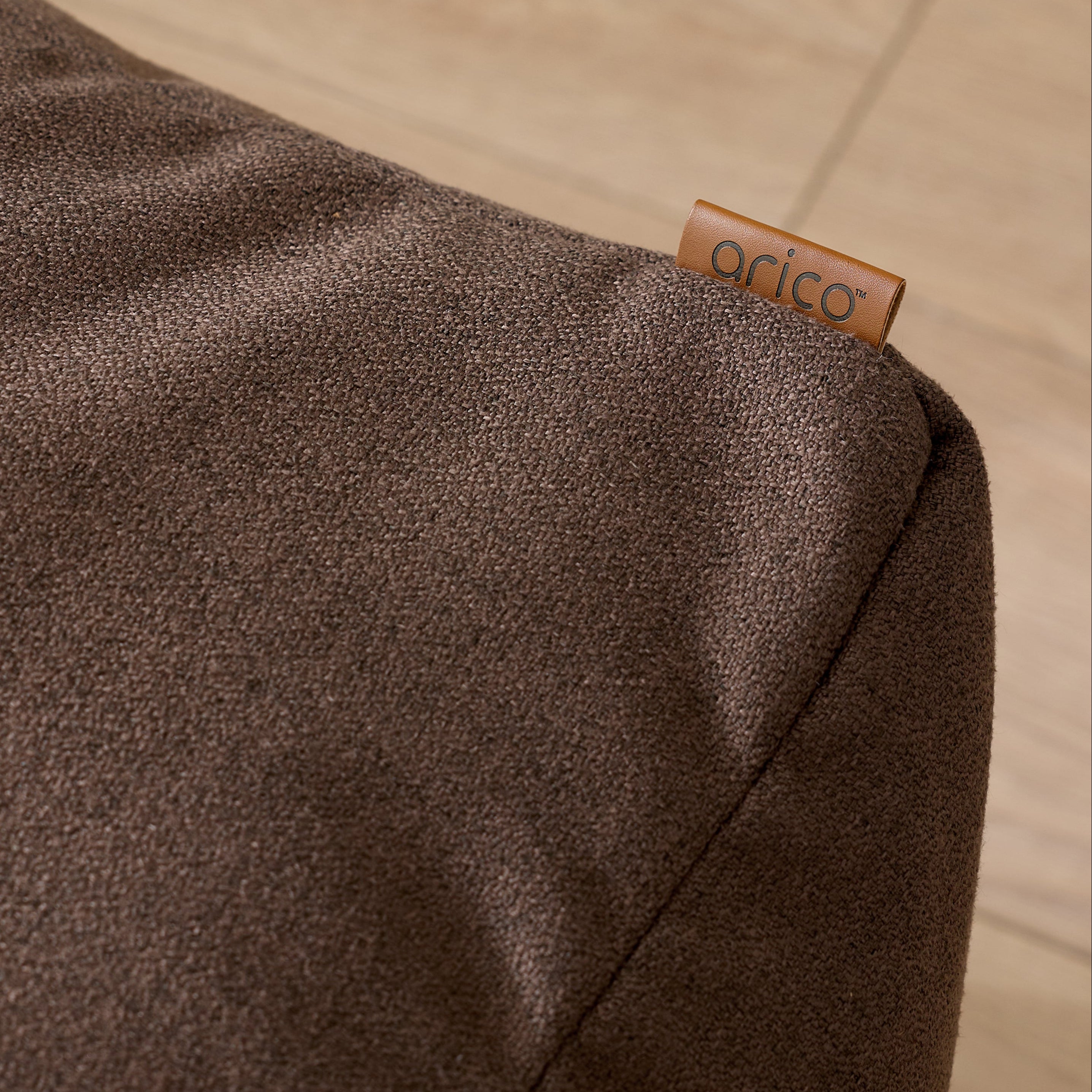 Zoom sur tissu haute game Sepia, un pouf repose pieds haut de gamme.