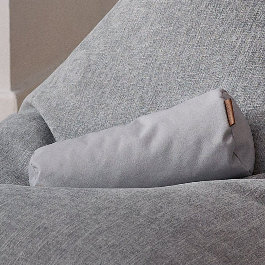 Traversin ARICO gris Pierre posé sur un bean bag