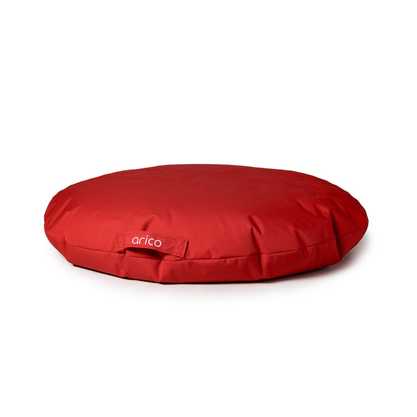 Coussin de sol de couleur chili sur fond blanc.