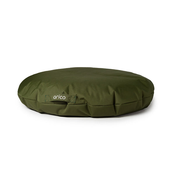 Coussin de sol de couleur olive sur fond blanc.