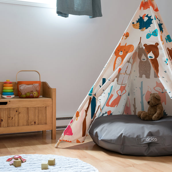 Coussin de sol Arico de couleur pierre sous une tente d'enfant. 