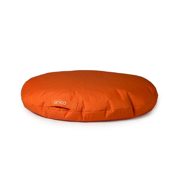 Coussin de sol de couleur tangerine sur fond blanc.