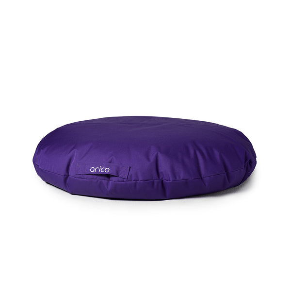 Coussin de sol de couleur violet sur fond blanc.