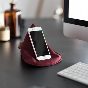 Mini bean bag sur table de travail avec téléphone