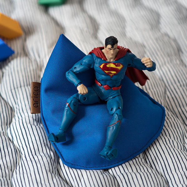 Mini bean bag sur lit d'enfant avec figurine de Superman