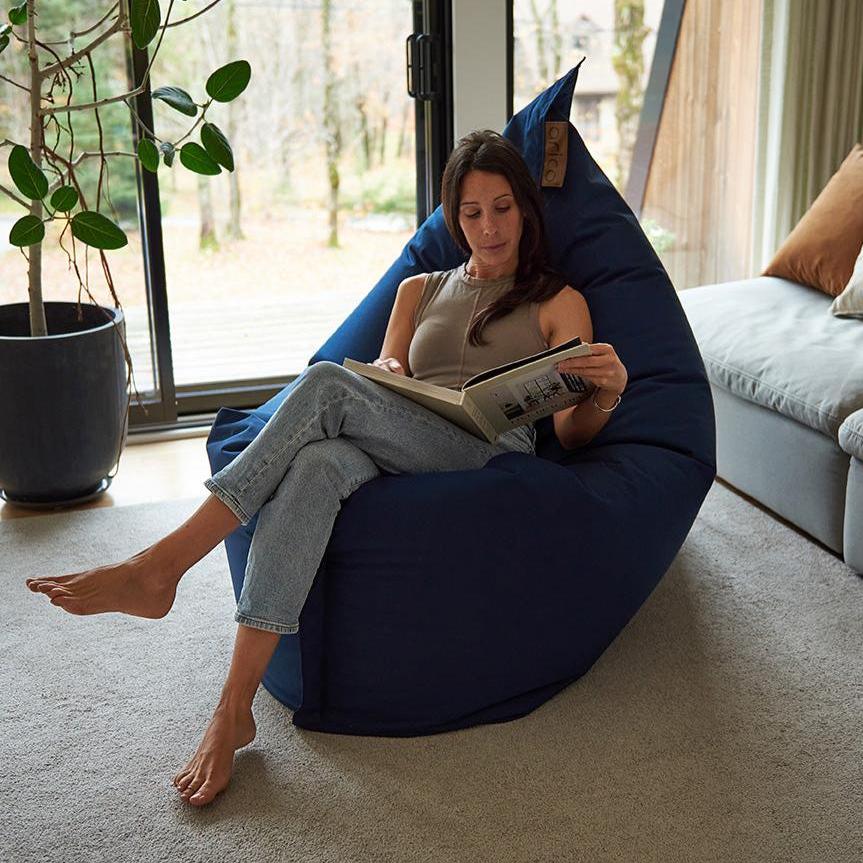 Bean Bag ARICO de format adulte en position standard avec mannequin.