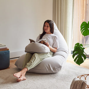 Bean bag ARICO Junior XL avec femme en train de lire dans une maison. 