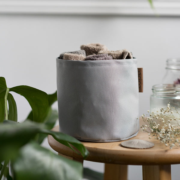 Cache-pots de couleur pierre avec serviettes bain à l'intérieur