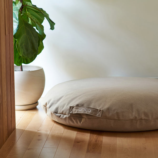 Coussin de sol Arico de couleur sahara dans un décor maison. 