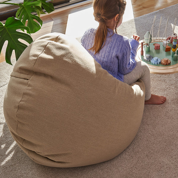 Coussin de sol en position chaise avec enfant assis. vu de derrière.