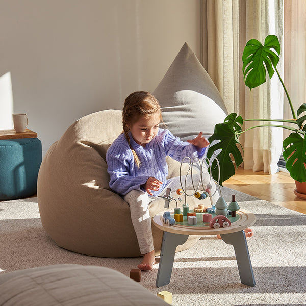 Coussin de sol en position chaise avec enfant assis. 