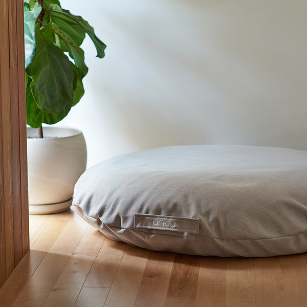 Coussin de sol Arico de couleur bouleau dans un décor maison. 