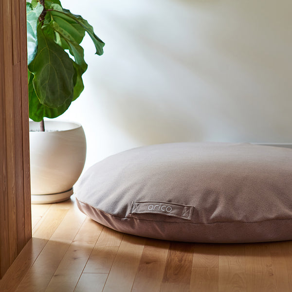 Coussin de sol Arico de couleur himalaya dans un décor maison. 