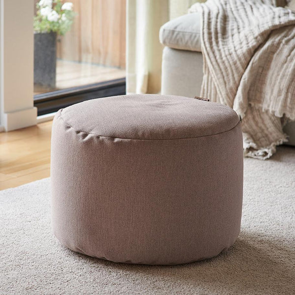 Pouf repose-pieds Arico de couleur himalaya dans un décor maison. 