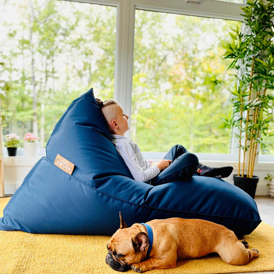 bean bag lounge adulte ARICO de couleur marin dans une maison avec enfant et chien.