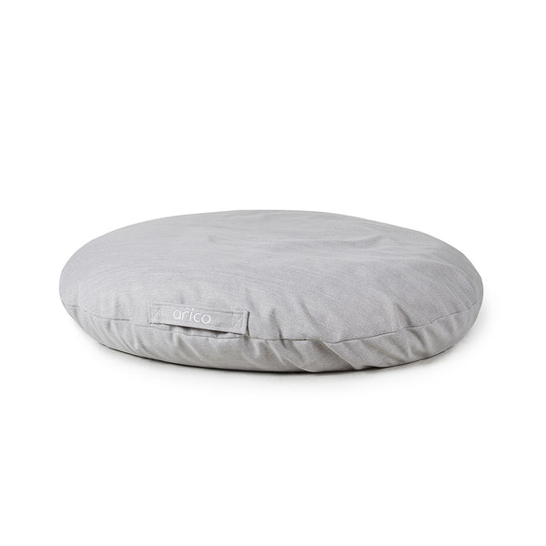 Coussin de sol Arico de couleur bouleau sur fond blanc. 