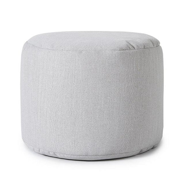 Pouf repose-pieds de couleur bouleau sur fond blanc. 