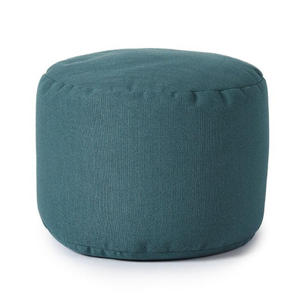 Pouf repose-pieds de couleur récif sur fond blanc. 